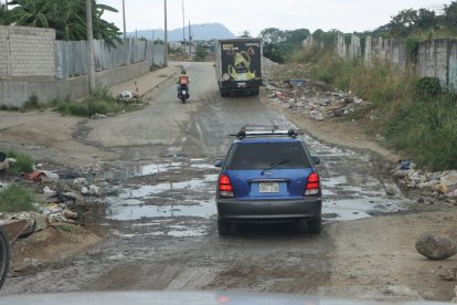 Una de las calles del norte de Guayaquil aún se encuentra sin pavimentación.