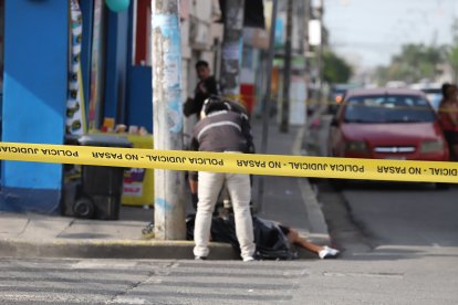 El cuerpo quedó tirado sobre la calzada.
