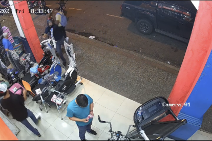 Un hombre llegó en motocicleta y le disparó en varias ocasiones.