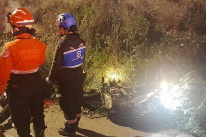 El motociclista estaba muerto cuando llegaron los paramédicos.