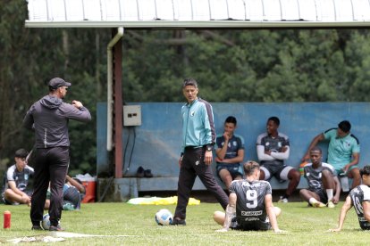 El técnico Norberto Araujo (i) suele llevarles comida a sus dirigidos.