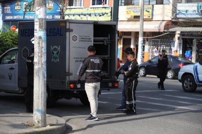 El cuerpo fue embarcado en el carro de Medicina Legal.