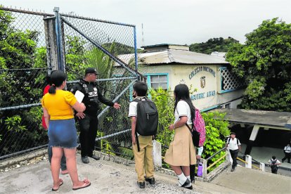 Los padres esperan a sus hijos al pie de la puerta para cuidarlos.