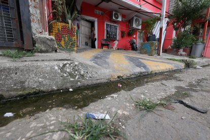 Agua estancada en una calle de Puente Lucía.