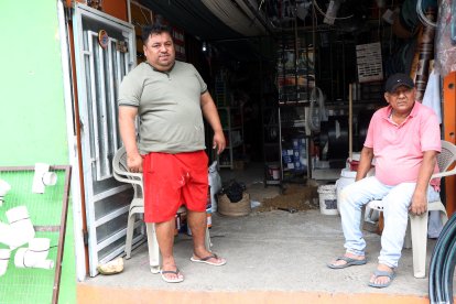 Daniel Ruiz y Víctor Coloma explican que no es alarmante la presencia del dengue en el sitio.