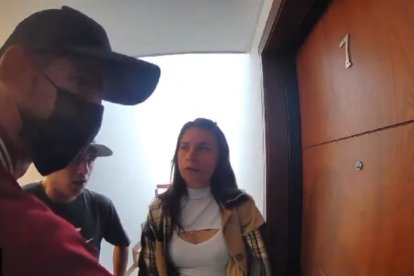 Los tipos fueron captados por una cámara de vigilancia del apartamento.