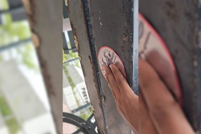 Sticker colocado debajo de una banca en el Puerto Santa Ana