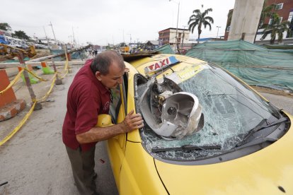 Un taxi fue uno de los carros que resultó con daños a causa del inesperado incidente de este lunes.