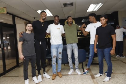 Joao Vitor, Aaron Gedeón, Raúl Peloroso, Latraius Mosley, Gil Atencio y Richard Medina en las instalaciones de EXTRA.