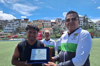 El Mago Salas recibió un homenaje por su gestión para costear los uniformes.