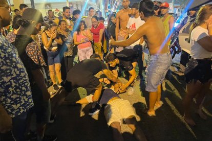 Vecinos trataban de reanimar a las víctimas.