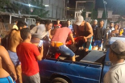 Víctimas del ataque armando fueron llevadas en camionetas hasta centros hospitalarios