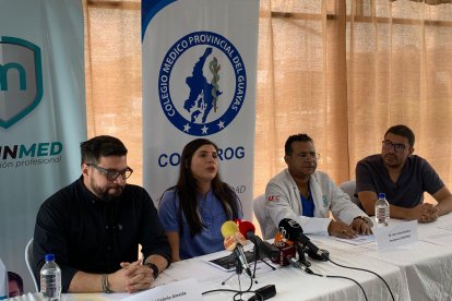 Luigi Cedeño (camisa negra) exhortó al Ministerio de Salud a que elimine la obligatoriedad del año rural.