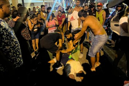 Una persona se lanzó desde el segundo piso para salvar su vida, pero murió.