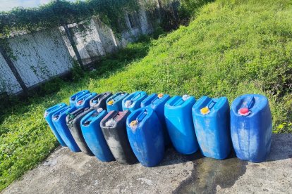 Los galones con combustibles fueron retenidos por las autoridades