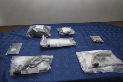 Entre las evidencias constan armas de fuego.