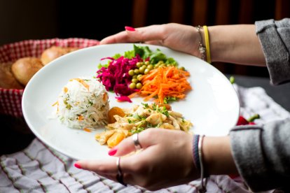 El 'mindful eating' no se trata de seguir una dieta estricta, sino de cultivar una relación más saludable y equilibrada con la comida.