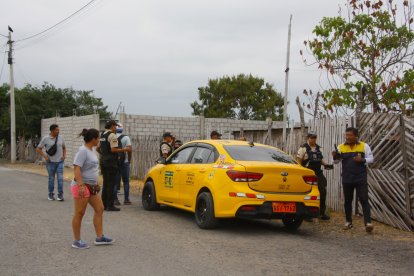 El taxi donde se movilizaban los pillos que secuestraron a una mujer en Santa Elena fue encontrado en la comuna Buena Fuente.