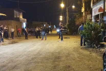 Personas miran asombrados cómo matan en Manabí.