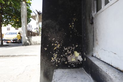 El suceso provocó leves daños en la puerta y en un pedazo de pared.