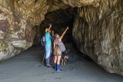 En Quingue puede disfrutar de paisajes con enormes rocas.