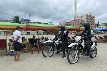 Los policías precautelarán la vida de los turistas en Esmeraldas.