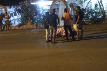 El cuerpo del menor quedó en el piso.