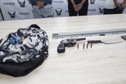 Entre las evidencias hay un revólver y un arma blanca.