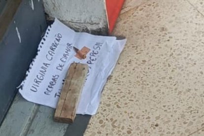 Panfleto de amenaza que tuvo una mujer en Guayaquil.