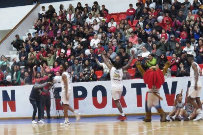 Leones jugó un partido de exhibición en la presentación.