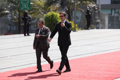 Esteban Torres, viceministro de Gobierno, arribó con su terno y zapatos Oxford.