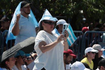 La larga exposición al  sol provocó que las personas se cubrieran con lo que encontraran. Una armó un sombrero con la bandera.