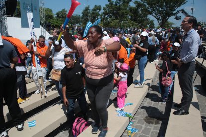 Una mujer, al finalizar el evento, empezó a bailar encima de las gradas con la música tropical que sonaba.