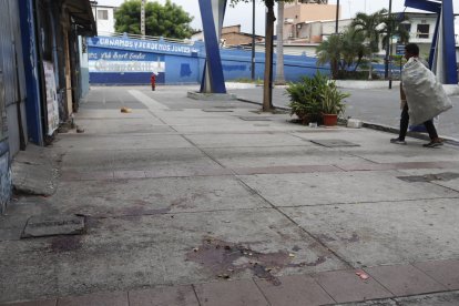 En la zona, este sábado 25 de mayo del 2024, aún quedaban las manchas de sangre de la víctima.