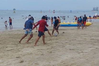 Las playas son destinos preferidos de turistas en feriados.