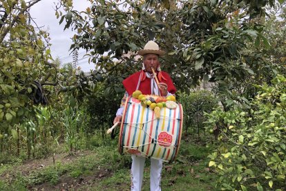 El hombre viste un pantalón blanco con adornos bordados.