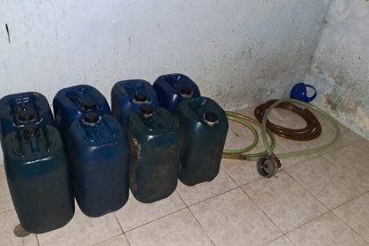 La Policía halló canecas con el combustible.