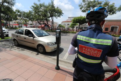Los espacios de la avenida Víctor Emilio Estrada están regulados por los parquímetros.