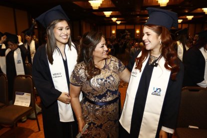 Las graduadas fueron vestidas con sus mandiles de médicos.