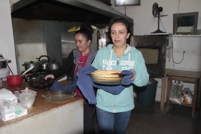 Los pasteles salen del horno a diario, por lo que los clientes los comen fresquitos.
