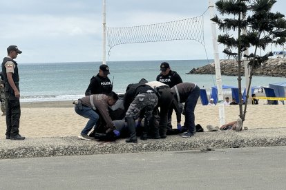 Las dos víctimas del ataque quedaron inertes en una vereda.