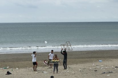 Los ramos de flores quedaron sobre la arena.