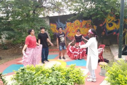 Una de las clases de folclor con un grupo de jóvenes.