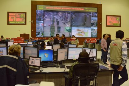 Los operadores del ECU 911 reciben las alertas, que se dan por la línea telefónica, la aplicación móvil y las cámaras instaladas en la ciudad.