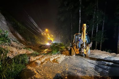 Personal de emergencia se encuentra en el sitio.
