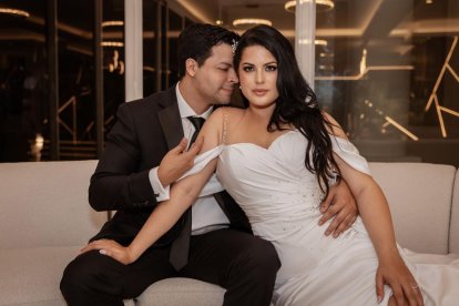 Alebamaaa y su ahora esposo en la recepción de la boda.