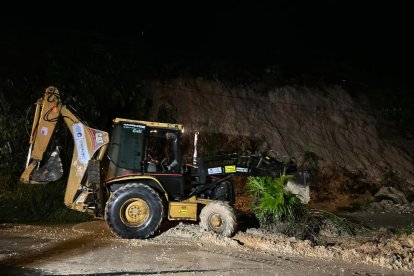 Maquinaria remueve escombros por deslaves.