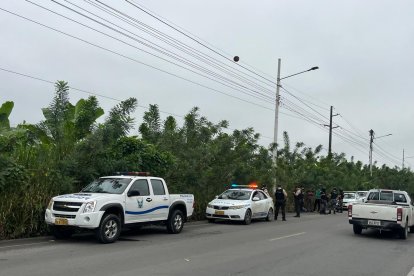 Después de rescatado el herido, agentes especializados llegaron a revisar el cadáver.