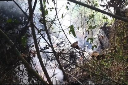 En medio de la humadera y de vegetación estaban los restos de la aeronave.