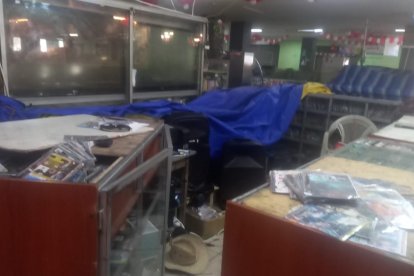 Así quedó el local por donde entraron los antisociales.